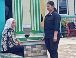 Ibu Negara Tunggu Presiden Jokowi Sholat Jumat di Depan Masjid Viral
