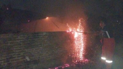 Petugas Damkar BPBD Binjai berada di lokasi kebakaran dalam upaya pemadaman