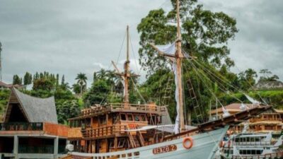 Pinisi, Kapal Wisata Pertama di Danau Toba