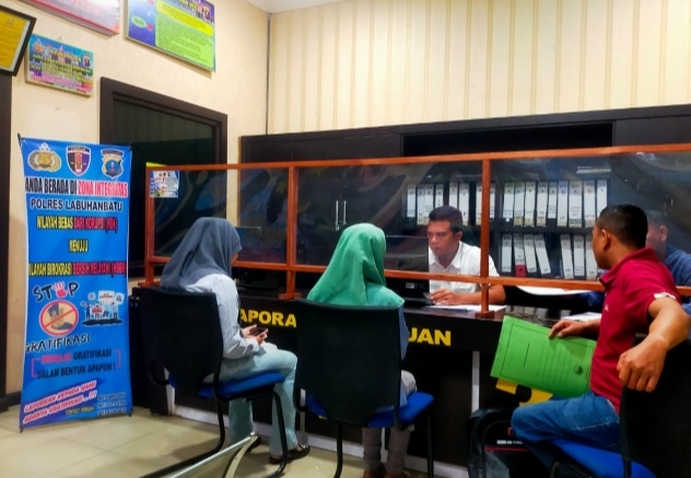 Ibu korban saat membuat laporan polisi di Polres Labuhanbatu (portalswara.com/Zulkifli)