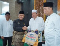 Walikota Bobby Salurkan Bantuan ke Mesjid Salamiyah