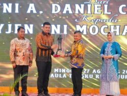 Walikota Medan Beri Cendera Mata saat Melepas Mayjen TNI A Daniel Chardin