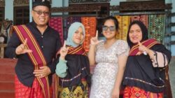 Joko Basuki SH saat diabadikan bersama keluarga dalam suatu kegiatan (portalswara.com/Syahril)