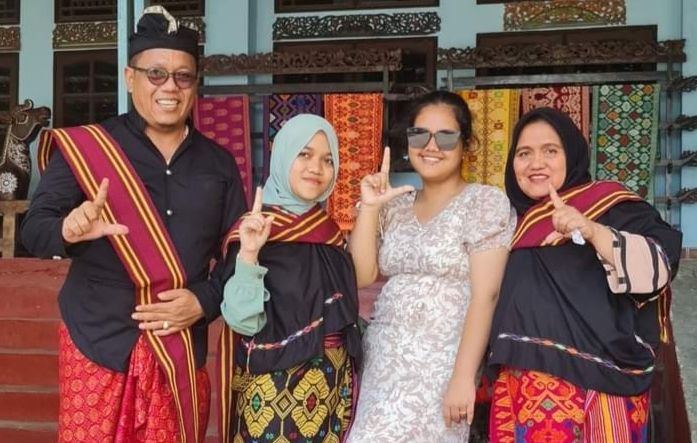 Joko Basuki SH saat diabadikan bersama keluarga dalam suatu kegiatan (portalswara.com/Syahril)
