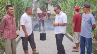 Anggota DPRD Kota Binjai Fraksi Gerindra Joko Basuki SH (kemeja putih kacamata) saat memantau pembangunan jalan di kawasan Binjai Timur (portalswara.com/Syahril)