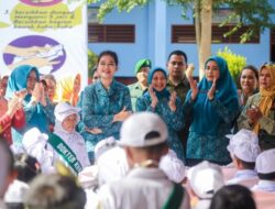 Kahiyang Ayu Bersama Siswa SD Praktik Cuci Tangan Pakai Sabun