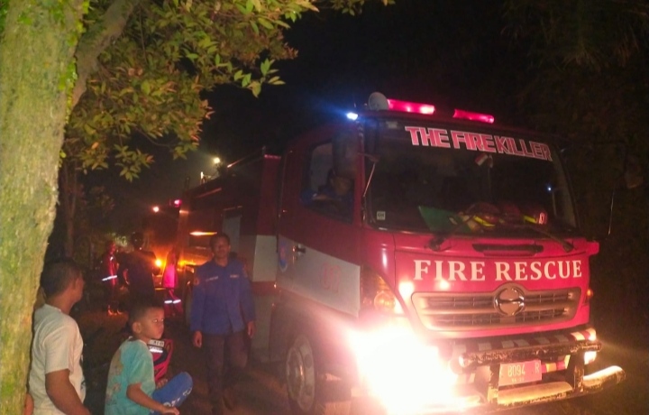 Petugas Damkar BPBD Binjai berada di lokasi dalam upaya pemadaman api (portalswara.com/Syahril)