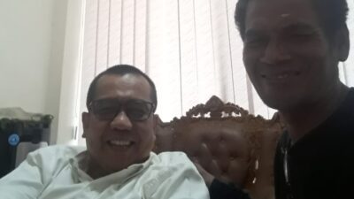 Anggota DPRD Binjai Ardiansyah Putra (kemeja Putih) saat diabadikan bersama wartawan portalswara.com (portalswara.com/Syahril)