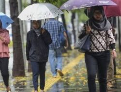 Guyuran Hujan Ringan Mulai Melanda Kota Medan Siang Hari