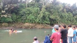 Petugas BPBD Binjai bersama warga setempat berada di lokasi dalam upaya pencarian korban (portalswara.com/Syahril)