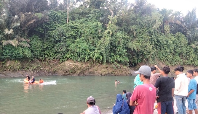 Petugas BPBD Binjai bersama warga setempat berada di lokasi dalam upaya pencarian korban (portalswara.com/Syahril)