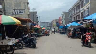 Terkesan Ada Pembiaran Pihak Terkait, Pedagang Pasar Gelugur Rantauprapat ‘Makan’ Badan Jalan
