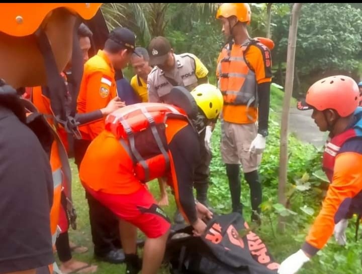 Tim SAR gabungan berhasil menemukan korban hanyut (portalswara.com/Syahril)