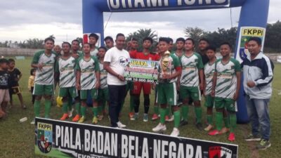 Kaban Bela Negara (Kaus Putih) saat serahkan kunci sepedamotor kepada Kesebelasan PSMS Medan U-17 (portalswara.com/Syahril)