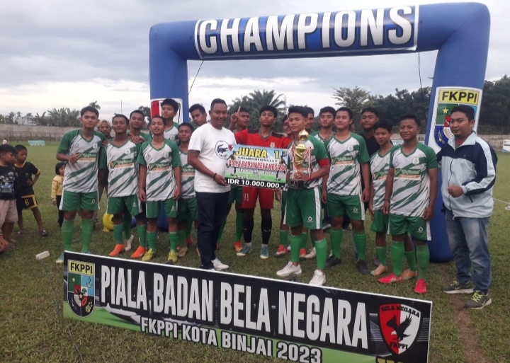 Kaban Bela Negara (Kaus Putih) saat serahkan kunci sepedamotor kepada Kesebelasan PSMS Medan U-17 (portalswara.com/Syahril)