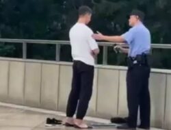 Viral Suporter Asian Games Sholat Dihalangi Polisi China