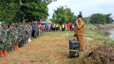 Petugas Gabungan Bersihkan Lereng Sungai Deli Sepanjang 400 Meter