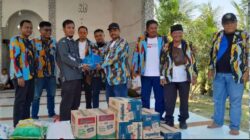 Ketua DPC PKN Kota Binjai Sulistiono berikan bantuan saat mendampingi DPD PKN Sumut (portalswara.com/Syahril)