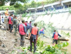 Aliran Sungai Deli Sepanjang Jalan Palang Merah Hingga Multatuli Dibersihkan