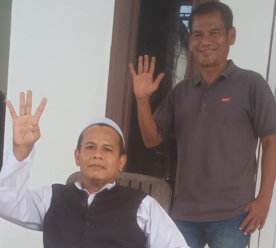 Ketua FSU Sumut Ir Suseno Arto WP saat diabadikan bersama wartawan portalswara.com Syahril (portalswara.com/dok)