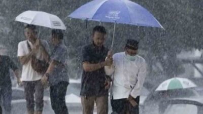 Hujan Sedang Mengguyur Kota Medan Selepas Maghrib Hari Ini
