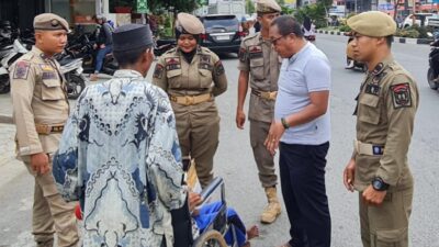 Anggota DPRD Binjai Joko Basuki SH (kaus abu-abu) saat turun langsung melihat salah satu gepeng yang akan dibawa Satpol-PP (portalswara.com/Syahril)