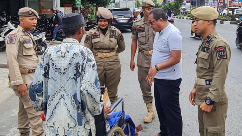 Anggota DPRD Binjai Joko Basuki SH (kaus abu-abu) saat turun langsung melihat salah satu gepeng yang akan dibawa Satpol-PP (portalswara.com/Syahril)