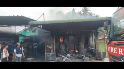 Petugas Damkar Binjai dan Langkat saat berada dilokasi kebakaran dalam upaya pemadaman api (portalswara.com/Syahril)