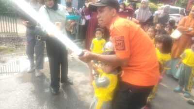 Satgas Pemadam Kebakaran BPBD Binjai saat mengajarkan anak-anak PAUD Bintang Harapan Bangsa bagaimana cara menggunkana alat pemadam kebakaran (portalswara.com/Syahril)