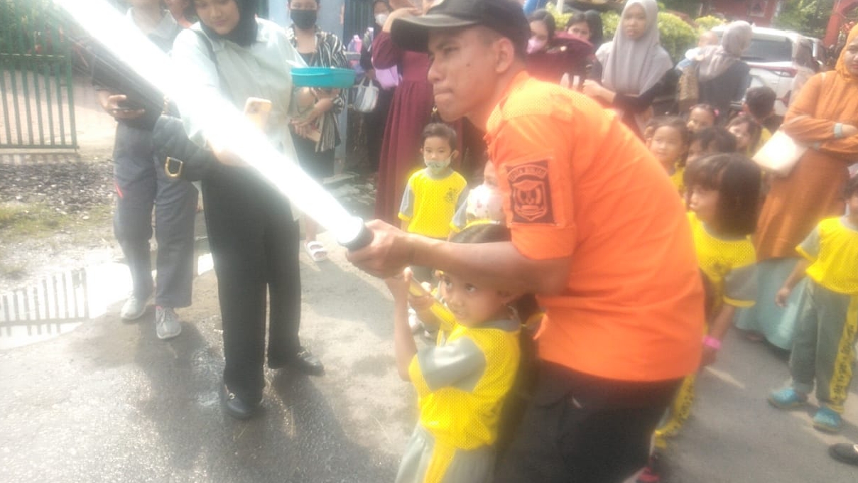 Satgas Pemadam Kebakaran BPBD Binjai saat mengajarkan anak-anak PAUD Bintang Harapan Bangsa bagaimana cara menggunkana alat pemadam kebakaran (portalswara.com/Syahril)