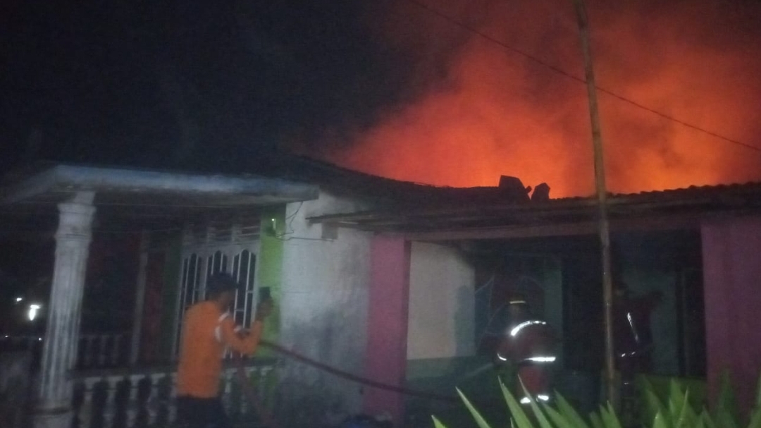 Petugas Damkar BPBD Binjai berada di lokasi kebakaran dalam upaya pemadaman (portalswara.com/Syahril)