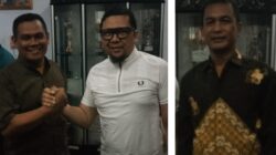 Ketua DPD LPM Binjai Hendra Rianto (kemeja Batik) dan Wasekjen DPD LPM Kota Binjai Rafik Melayu (kemeja gelap) Saat diabadikan bersama Ketua Umum LPM Pusat Dr H Ahmad Doli Kurnia Tanjung SSI MT (kemeja putih) (portalswara.com/Syahril)