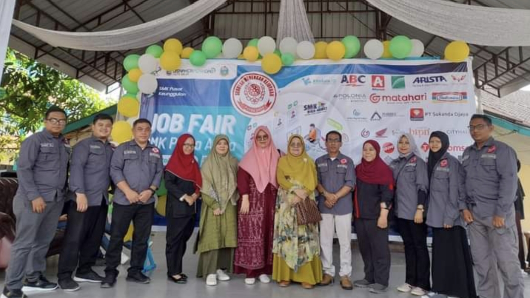 Suasana foto bersama pada Gelaran Job Fair SMK Pusat Keunggulan SMK Putra Binjai (portalswara.com/Syahril)