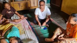 Anggota DPRD Binjai dari Partai Gerindra Joko Basuki SH saat melihat warganya yang sakit (portalswara.com/Syahril)