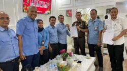 Jajaran PDAM Tirta Sari Binjai dan Kejari Binjai foto bersama usai pertemuan (portalswara.com/Syahril)