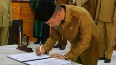 Muhammad Ikhsan Siregar SH melakukan penandatangan pada pengukuhan dan pelantikan sekaligus pengambilan sumpah jabatan (portalswara.com/Syahril)