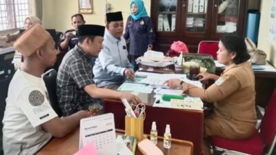 Caleg DPRD Binjai Rudiansyah (kemeja hitam kotak) dan M Yusuf atau Cok Aang (kemeja putih lengan panjang) saat mendampingi warga ke Kantor Dinas Sosial Binjai (portalswara.com/Syahril)