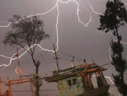 Guyuran Hujan di Kota Medan Selepas Maghrib Diiringi Petir 