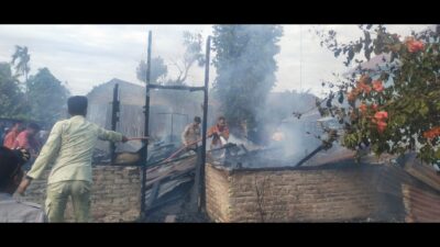 Petugas Damkar BPBD Binjai berada di lokasi dalam upaya pemadaman api (portalswara.com/Syahril)
