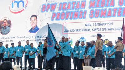 Ketua DPW IMO Sumut H A Nuar Erde saat menerima pataka dari Wakil Ketua DPP IMO Safrul Daulay (portalswara.com/dok) 