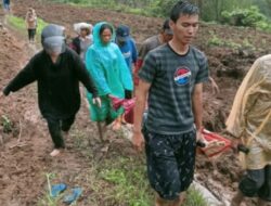 Ibu dan Anak Tewas Tertimbun Longsor saat Berteduh di Pondok