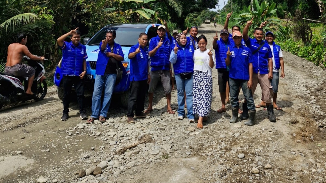 Caleg DPRD Langkat Indra Bakti dan pengurus DPC PAN Sirapit di lokasi pembangunan jalan (portalswara.com/Syahril)