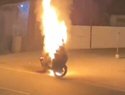 Sepeda Motor Pencuri Besi di Rumah Warga Medan Dibakar