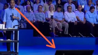 Gibran Pakai Teleprompter saat Kampanye
