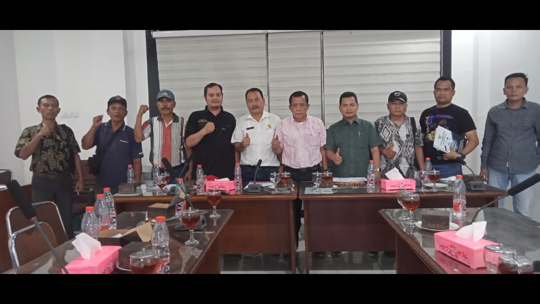 Foto bersama usai RDP bersama Komisi 1 DPRD Labuhanbatu dan Kadis PMD (portalswara.com/Zulkifli Harahap)