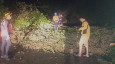 Akses Jalan Lintas di Madina Tertutup Longsor