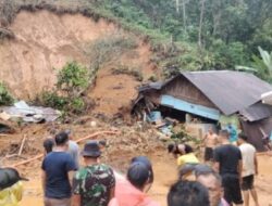 Longsor di Madina Timpa 2 Bangunan dan Hancur