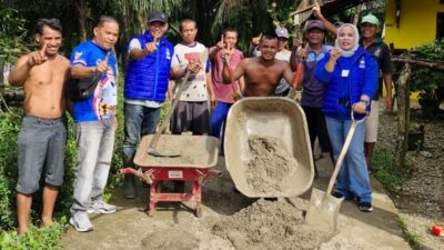 Ketua Tim Pemenangan Sumarmo SP (kaus biru jeans abu) diabadikan bersama pengurus dan pekerja di lokasi jalan (portalswara.com/Syahril)