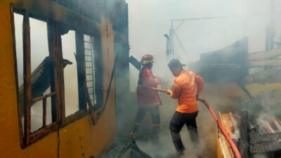 Petugas Damkar BPBD Binjai di lokasi dalam upaya pemadaman (portalswara.com/Syahril)