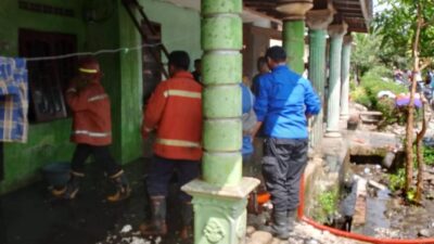 Petugas Damkar BPBD Binjai dilokasi dalam upaya pemadaman.(portalswara.com/Syahril)